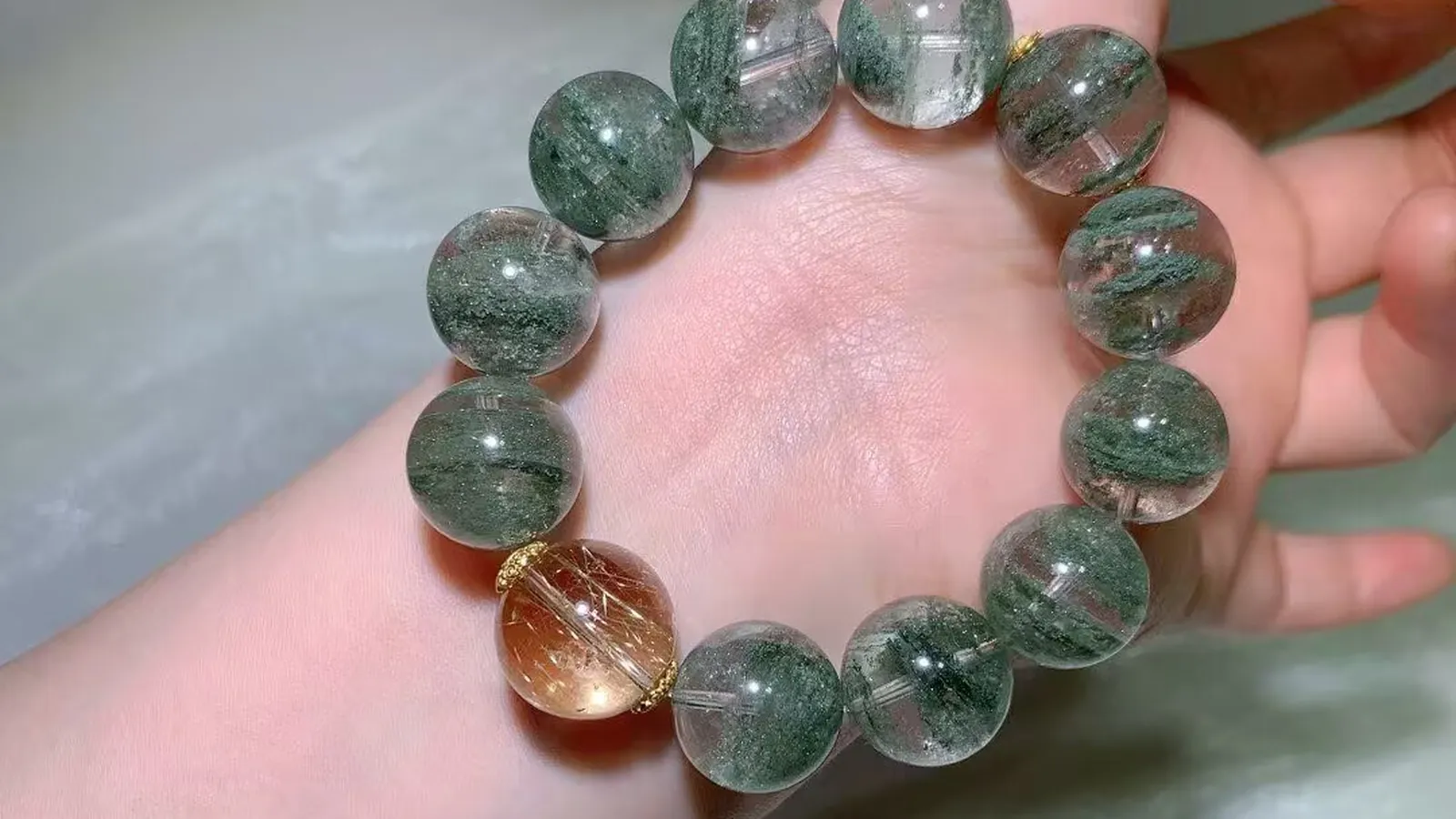 16.3mm 绿幽灵手链，透明大珠内满是苔藓绿幻影，配一颗蜜桃琥珀色调圆珠