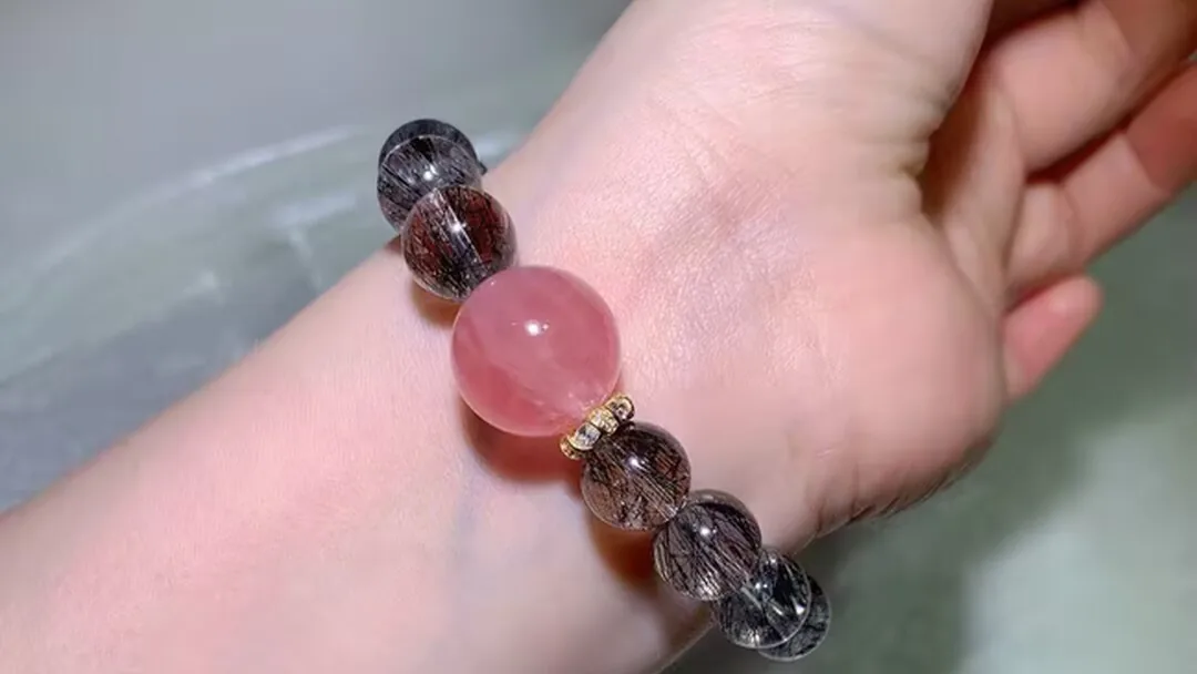 戴在手腕上的天然黑发晶手链，通透水晶里有细细的黑色针状发丝