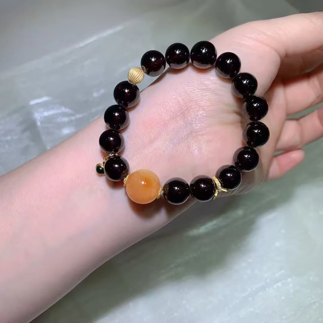 配绿色水滴吊坠的天然酒红石榴石手链